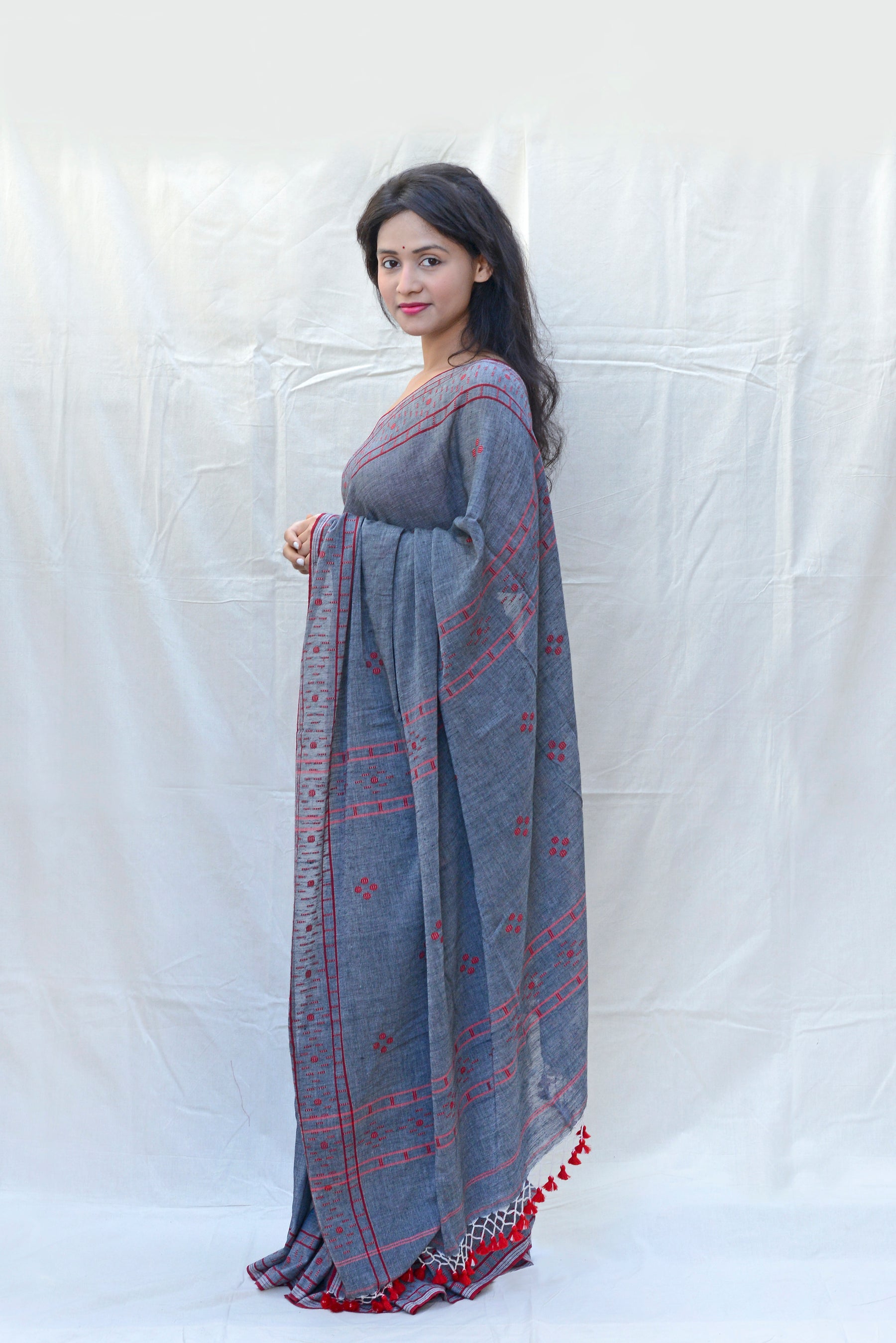 HANDWOVEN GREY AND RED JAMDANI SAREE