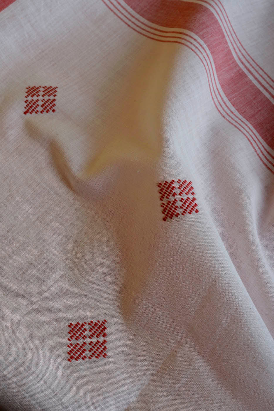 Handwoven  Red & White Fish Motif Bawanbooti Saree