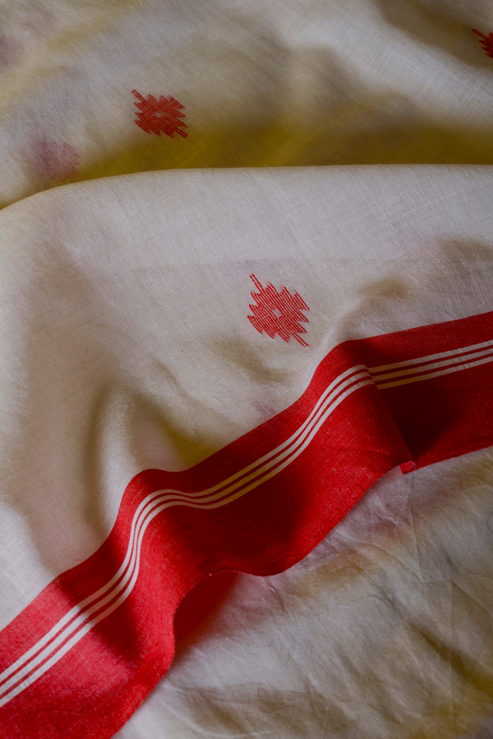 Red White Handwoven Floral Jamdani Saree